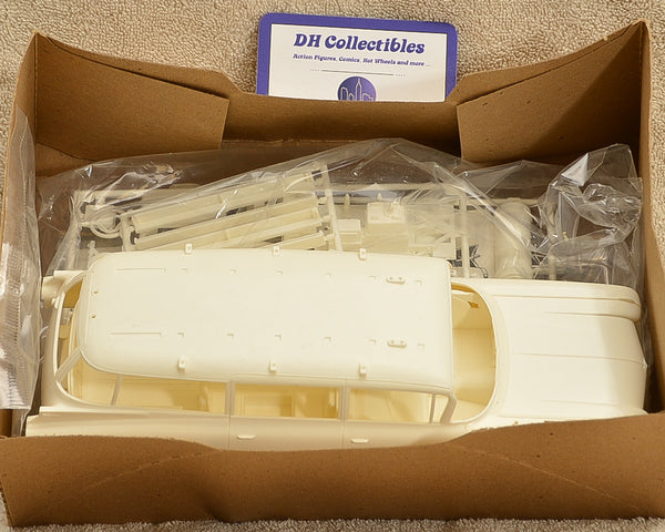 AMT / ERTL - 1970 1/2 - Ecto 1A Ghostbusters II - 1:25 Scale Model