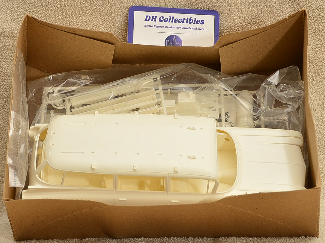 AMT / ERTL - 1970 1/2 - Ecto 1A Ghostbusters II - 1:25 Scale Model
