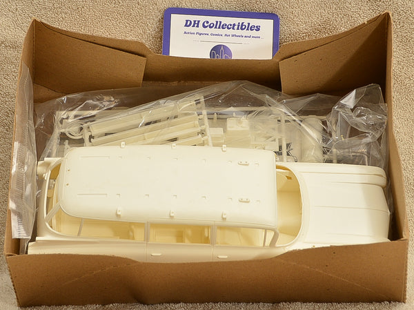 AMT / ERTL - 1970 1/2 - Ecto 1A Ghostbusters II - 1:25 Scale Model