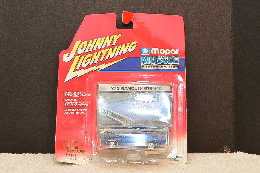 Playing Mantis - Mopar Muscle - Johnny Lightning - 1972 Plymouth GTX 440